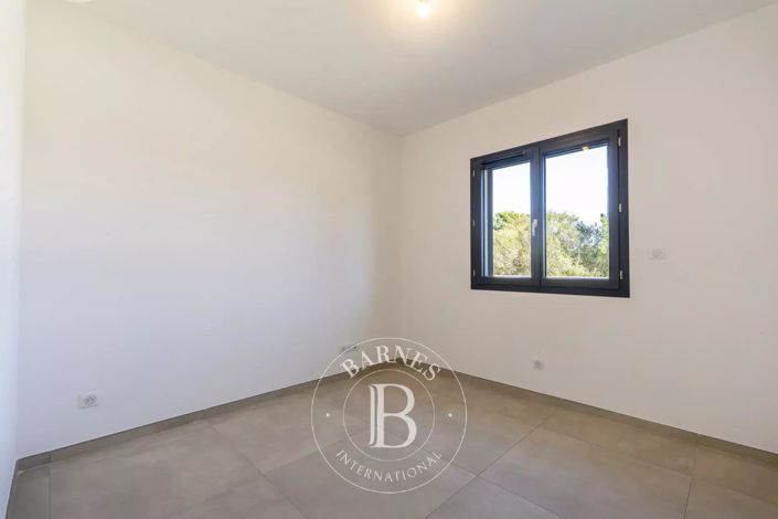 Image No.12-4 Bed House for sale