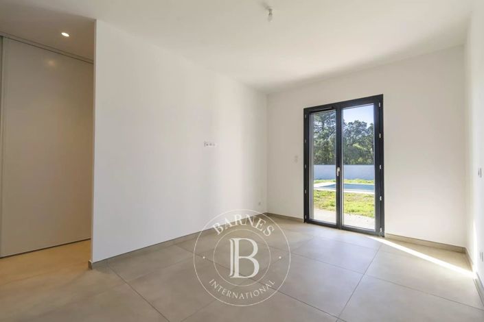 Image No.14-4 Bed House for sale