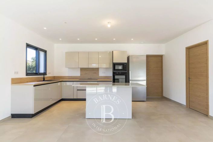 Image No.7-4 Bed House for sale