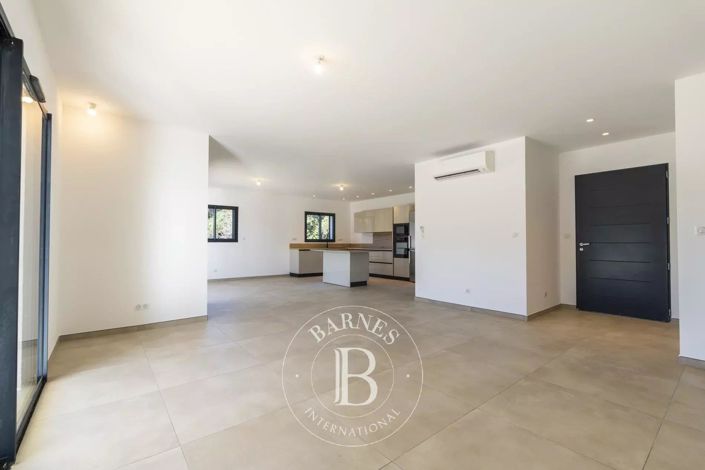 Image No.8-4 Bed House for sale