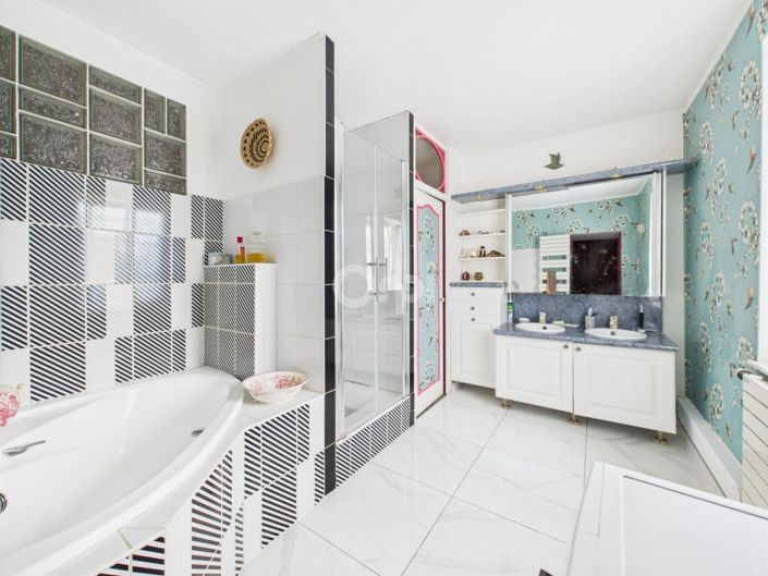 Image No.12-8 Bed House for sale