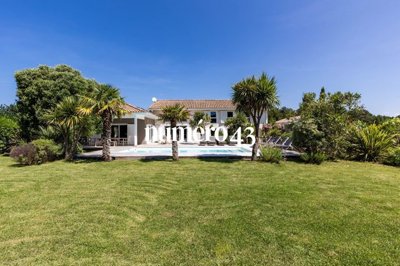 6 Bed Property for sale