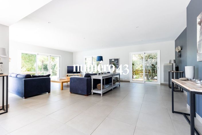 Image No.10-6 Bed Property for sale