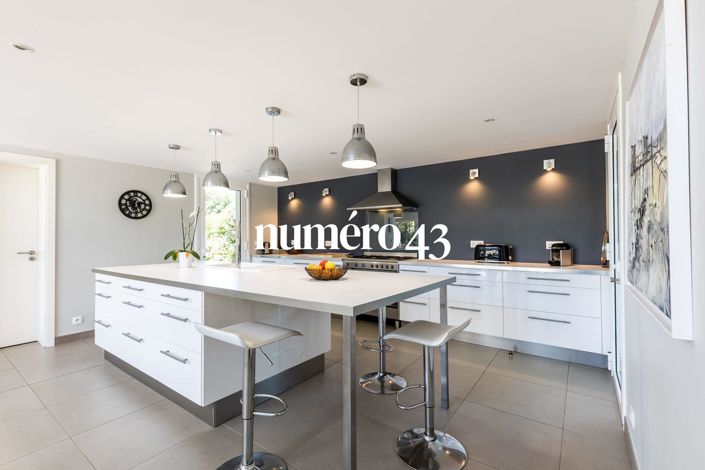 Image No.11-6 Bed Property for sale