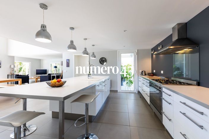 Image No.12-6 Bed Property for sale