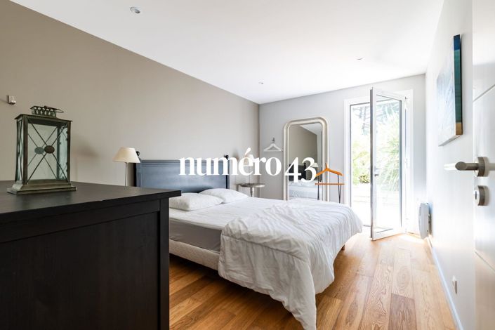 Image No.13-6 Bed Property for sale