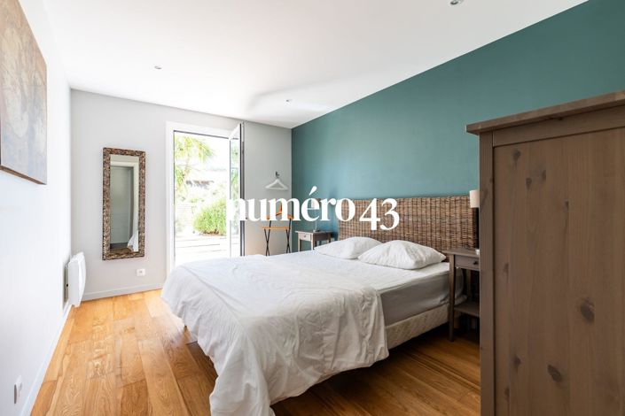 Image No.14-6 Bed Property for sale