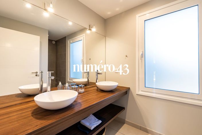 Image No.16-6 Bed Property for sale