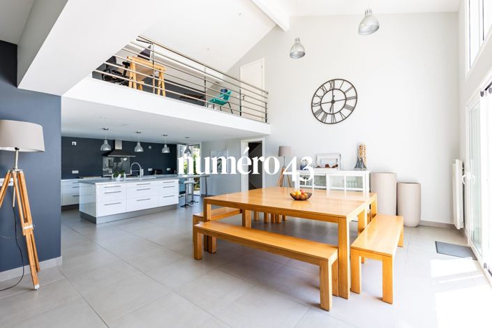 Image No.3-6 Bed Property for sale