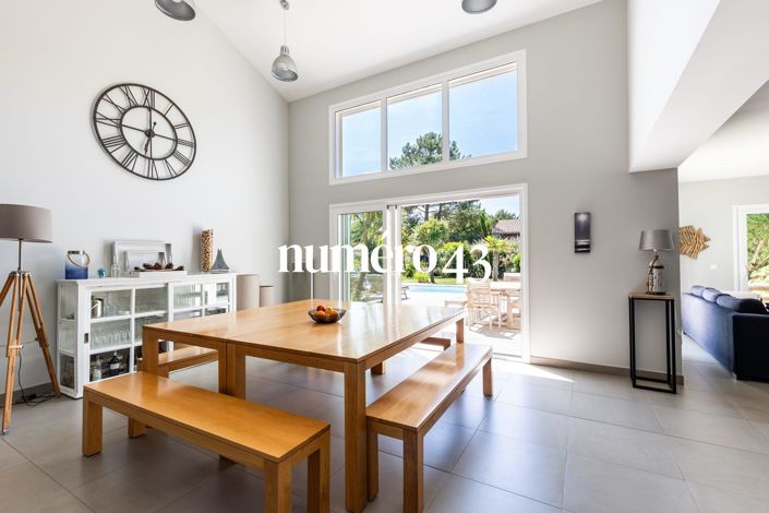 Image No.8-6 Bed Property for sale