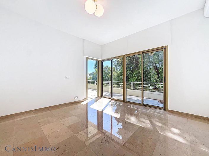 Image No.10-3 Bed Apartment for sale