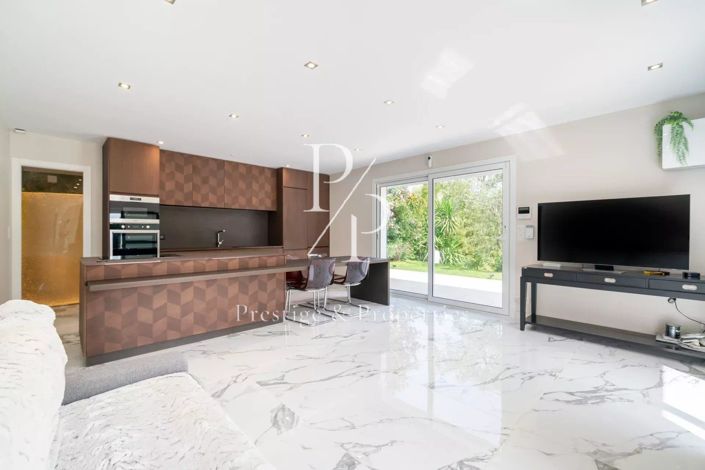 Image No.8-6 Bed House for sale