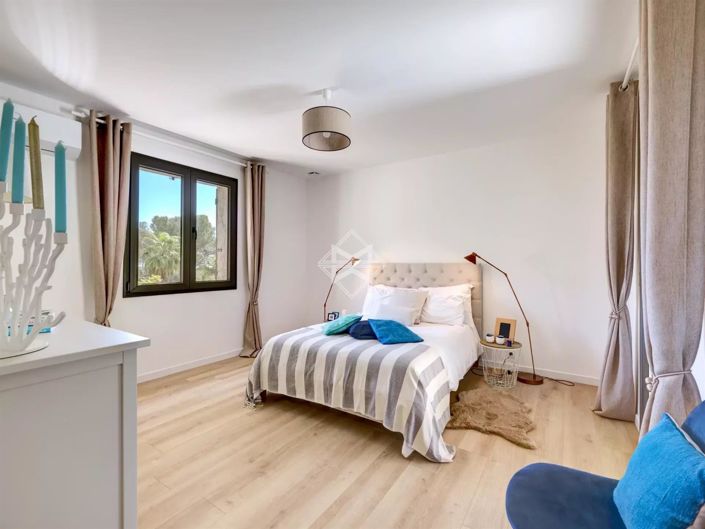 Image No.9-6 Bed House for sale