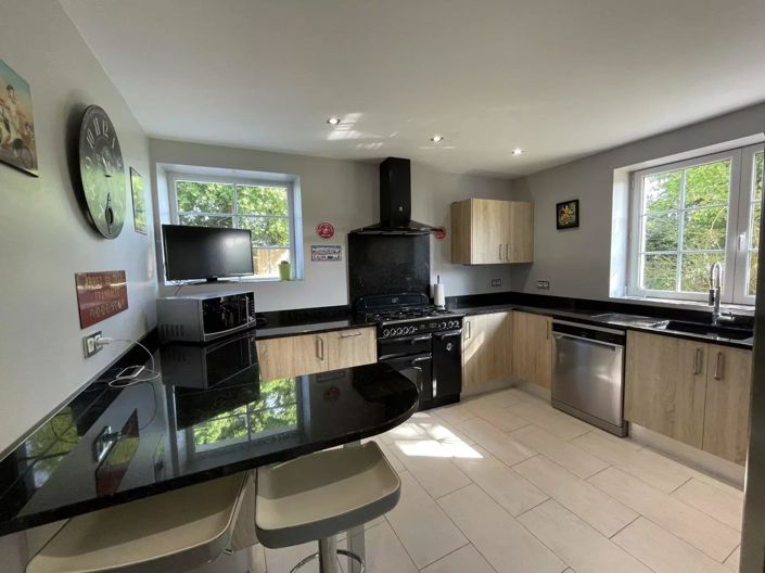 Image No.7-5 Bed House for sale