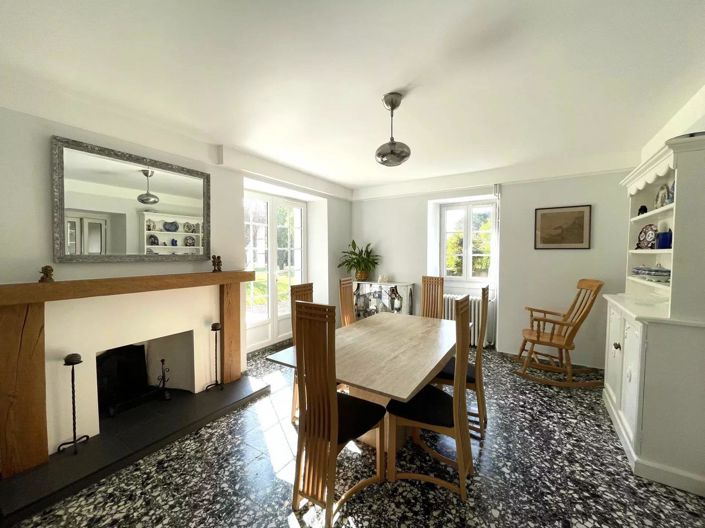 Image No.8-5 Bed House for sale