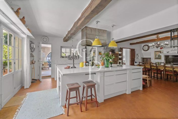 Image No.6-8 Bed House for sale