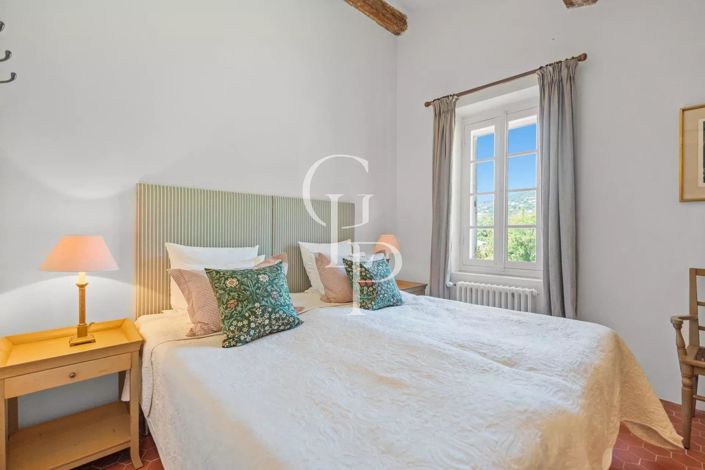 Image No.8-8 Bed House for sale