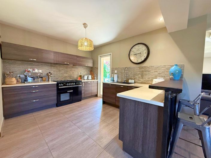 Image No.8-5 Bed House for sale