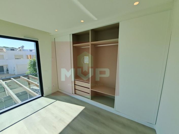 Image No.30-4 Bed House for sale