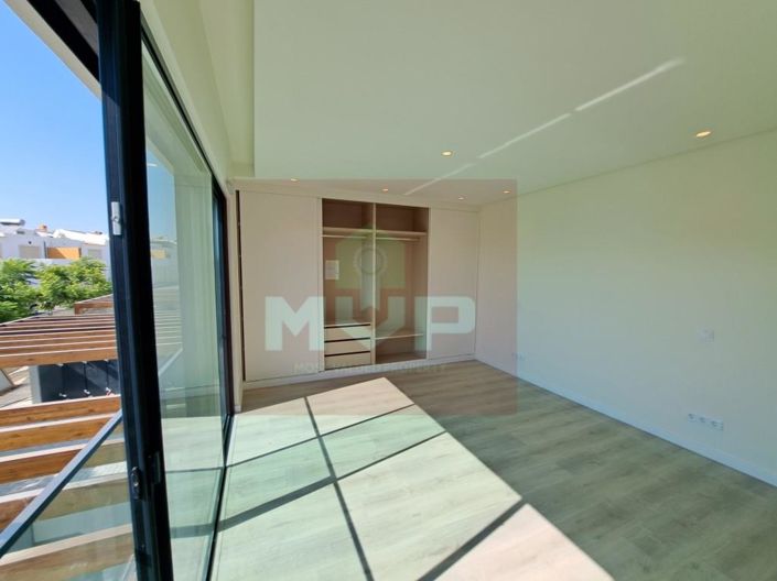 Image No.32-4 Bed House for sale