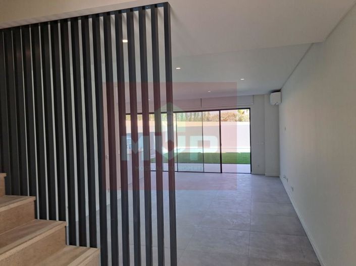 Image No.18-4 Bed House for sale