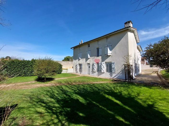 Image No.1-9 Bed House for sale