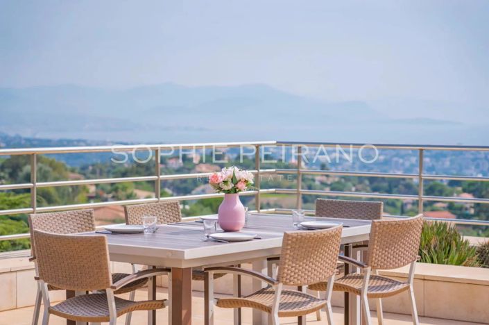 Image No.8-6 Bed House for sale