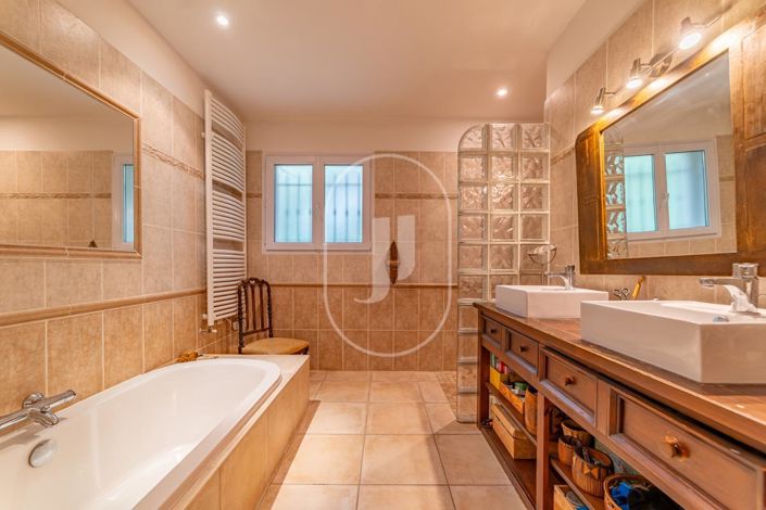 Image No.9-5 Bed House for sale