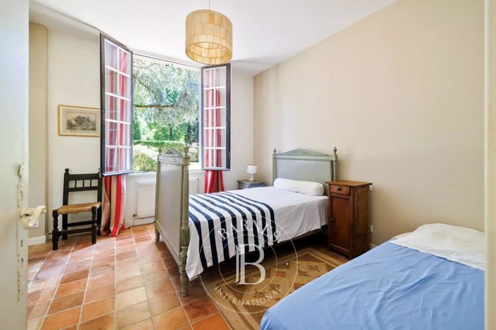 Image No.20-5 Bed House for sale