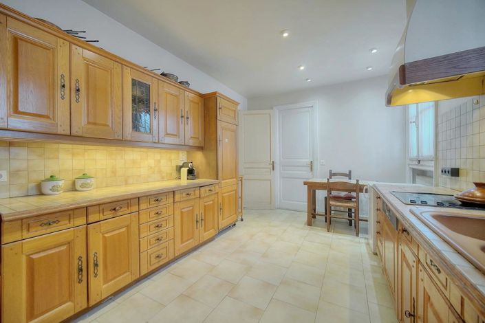 Image No.6-8 Bed House for sale