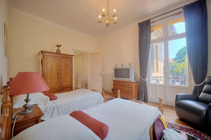 Image No.8-8 Bed House for sale