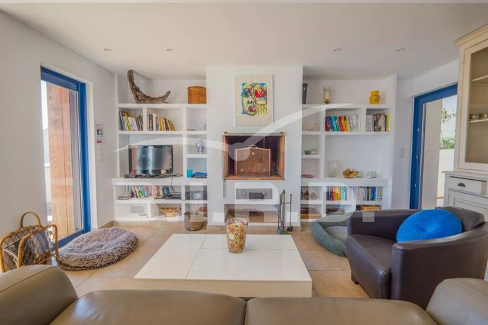 Image No.6-5 Bed House for sale