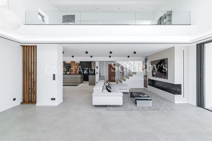 Image No.9-6 Bed House for sale