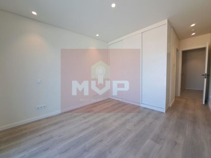 Image No.21-4 Bed House for sale