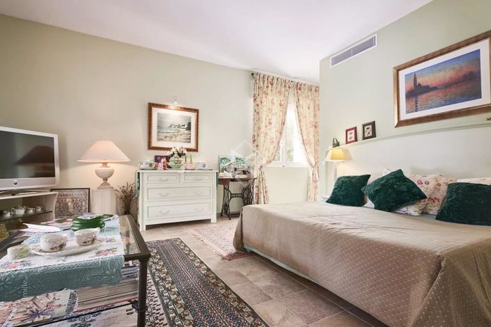 Image No.8-6 Bed House for sale