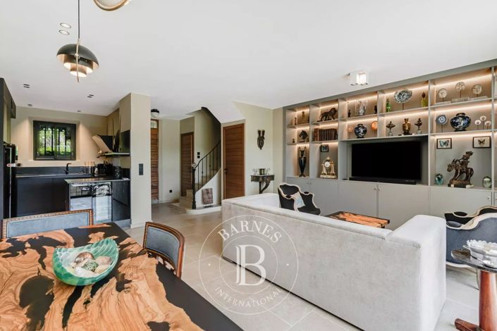 Image No.10-4 Bed House for sale