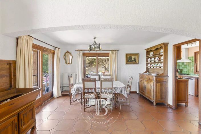 Image No.6-8 Bed House for sale