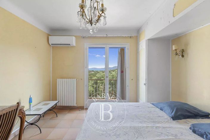 Image No.8-8 Bed House for sale