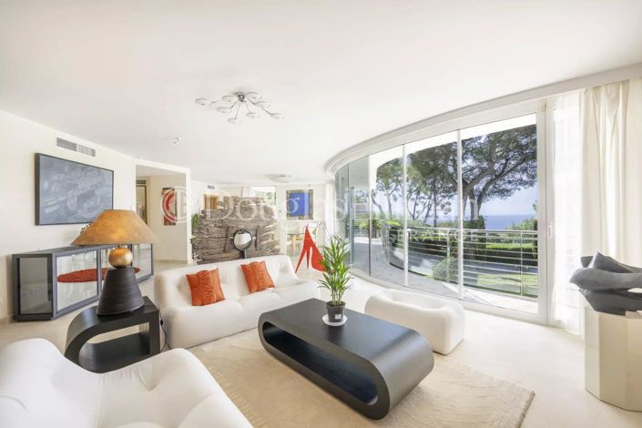 Image No.8-5 Bed House for sale