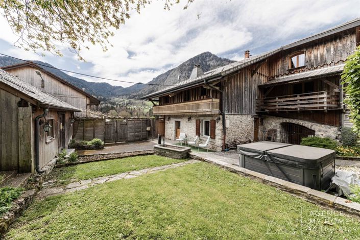 Image No.1-8 Bed House for sale