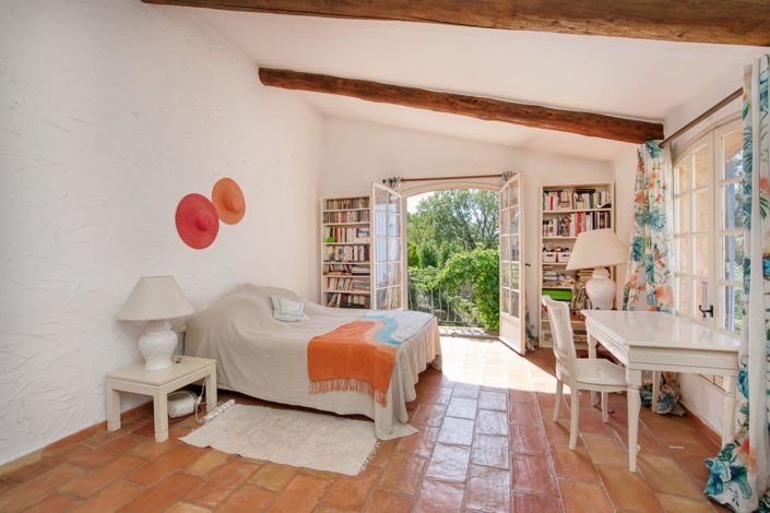 Image No.6-6 Bed House for sale