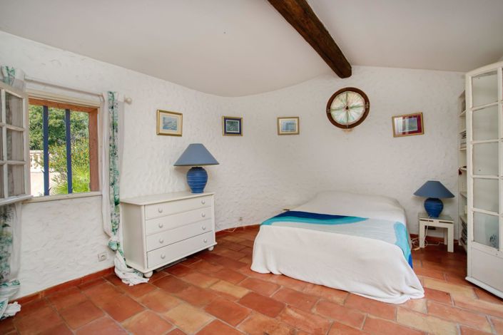 Image No.8-6 Bed House for sale