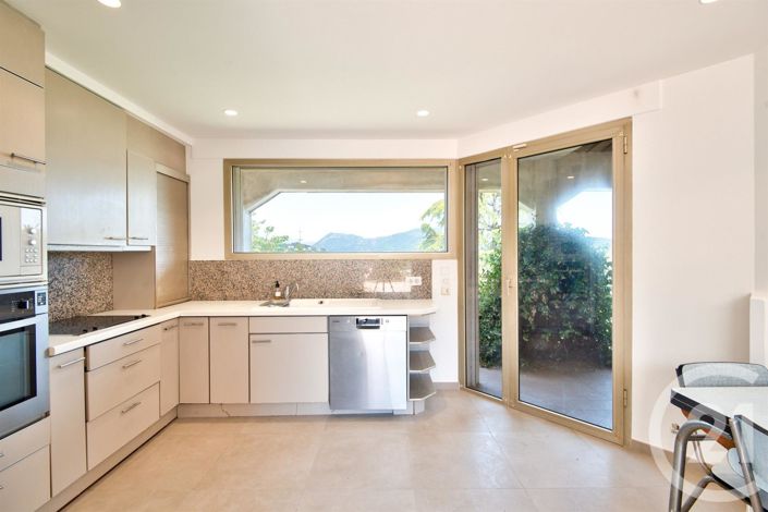 Image No.7-5 Bed House for sale