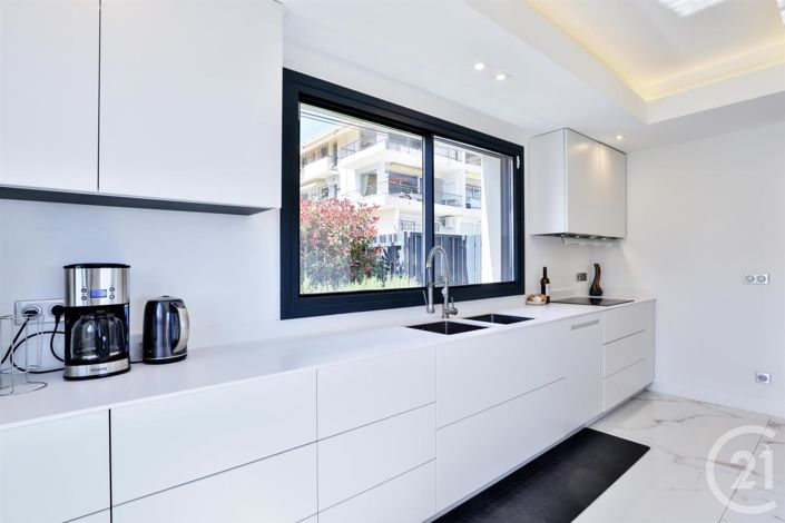 Image No.8-6 Bed House for sale