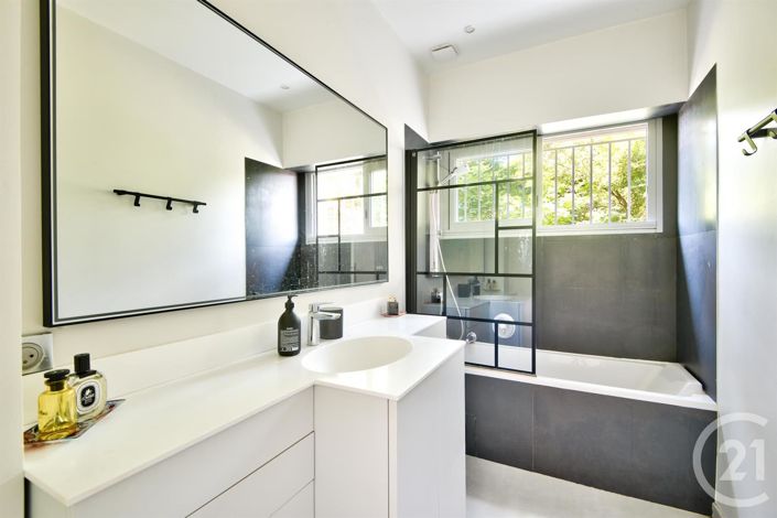 Image No.14-3 Bed Apartment for sale