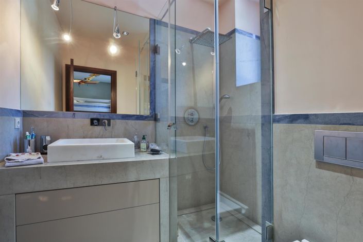 Image No.18-6 Bed House for sale