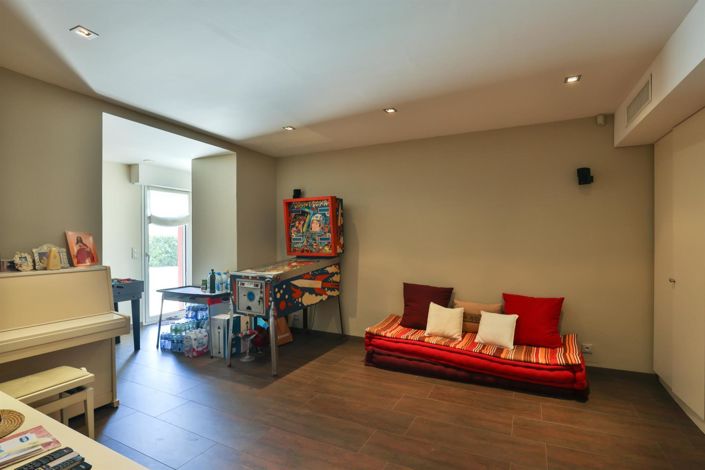 Image No.19-6 Bed House for sale