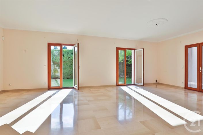 Image No.6-5 Bed House for sale