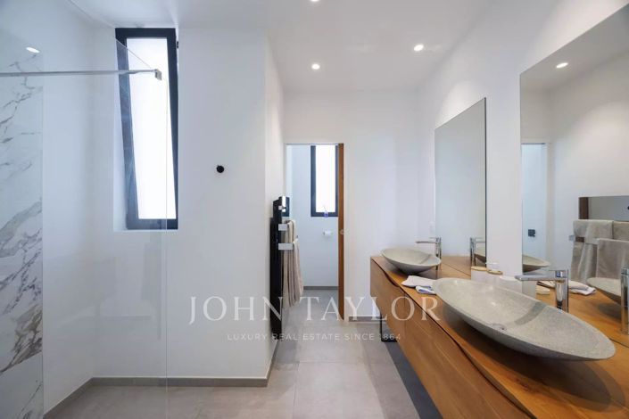 Image No.24-5 Bed House for sale