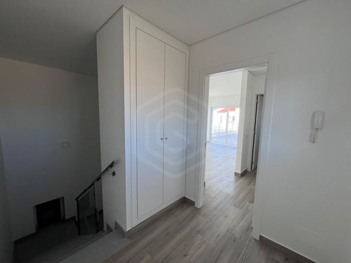 Image No.17-4 Bed House for sale